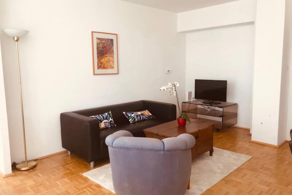 Mitten Im Achten. Zentrale In Vienna